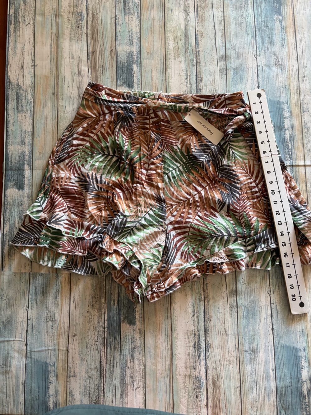Francesca's Collections Brown Green Tropical Leaf Ruffle Shorts Size L NWT - Picture 4 of 7